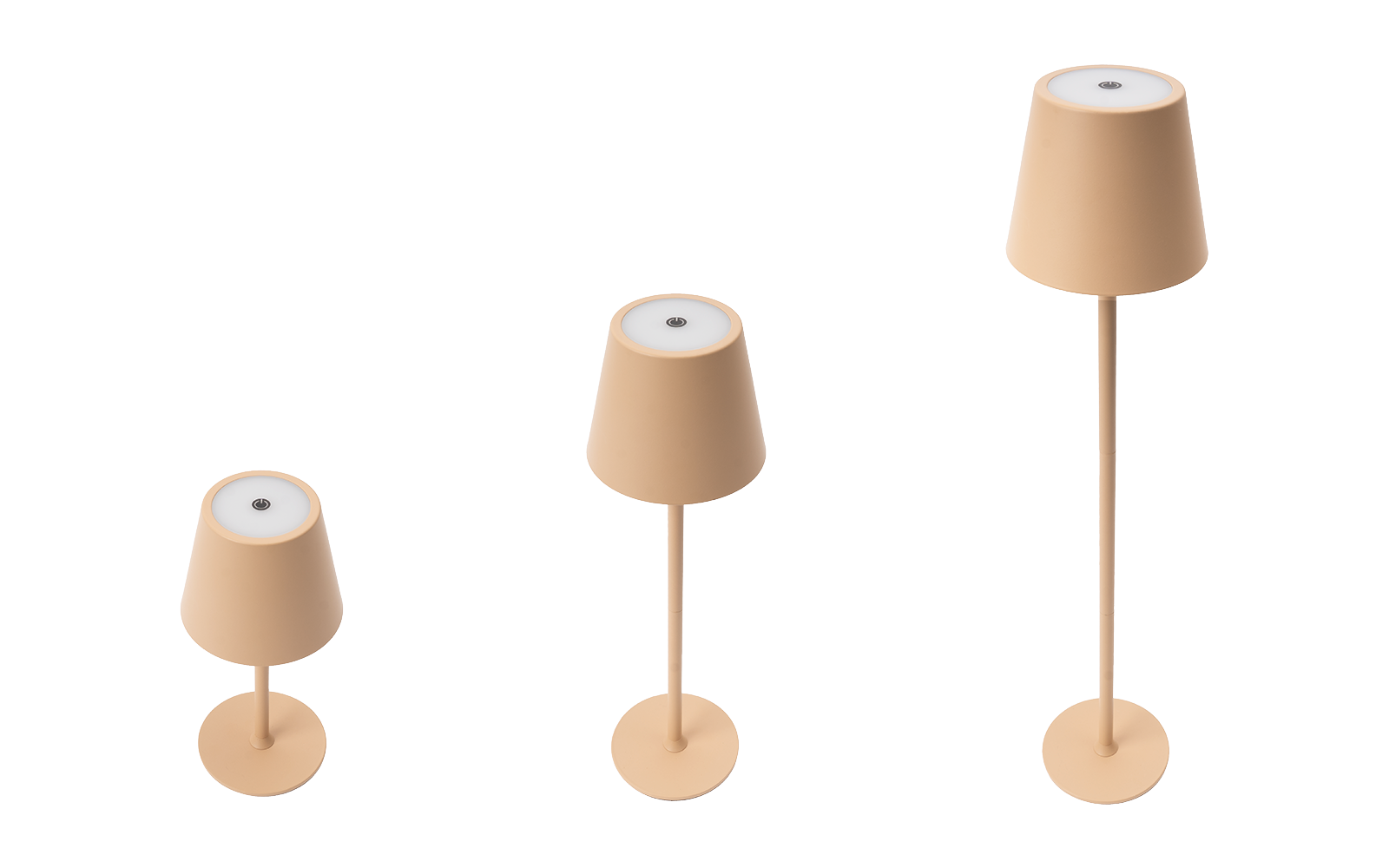 Drei beige Lampen unterschiedlicher Höhe mit runden Sockeln, dünnen Stangen und konischen Lampenschirmen