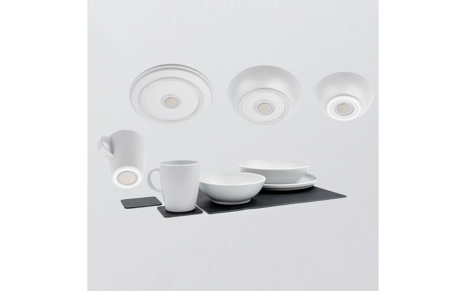 Vaisselle blanche sur un sous-plat rectangulaire foncé : deux tasses, deux bols, assiettes empilées ; trois disques ronds blancs en haut