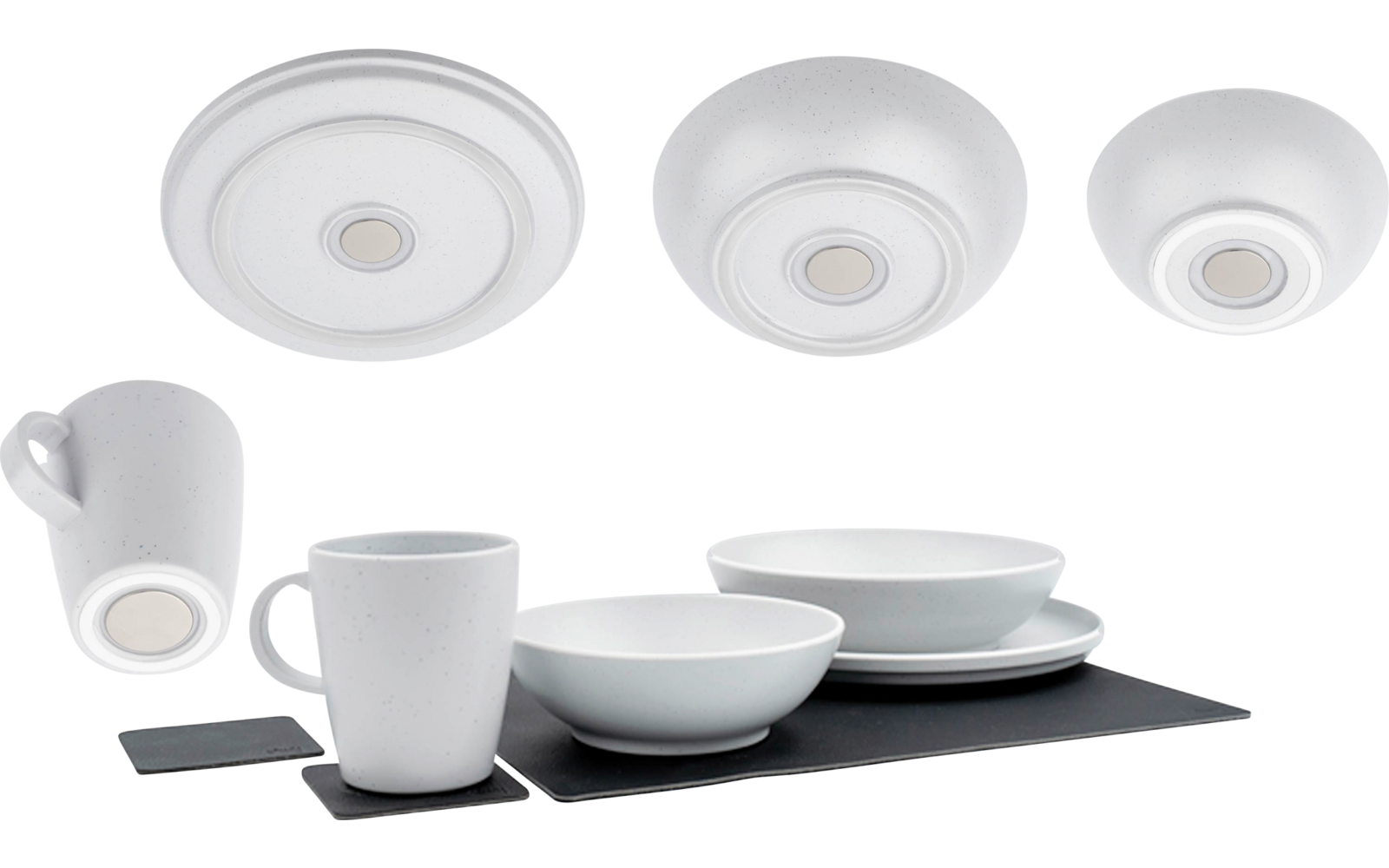 Weißes Geschirr auf dunklem rechteckigem Untersetzer: zwei Tassen, zwei Schalen, gestapelte Teller; drei runde weiße Scheiben oben