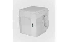 Weißer rechteckiger Kunststoffbehälter mit geschlossenem Deckel, seitlichem Griff mit befestigtem Beutel und schmalem blauem Sichtfenster