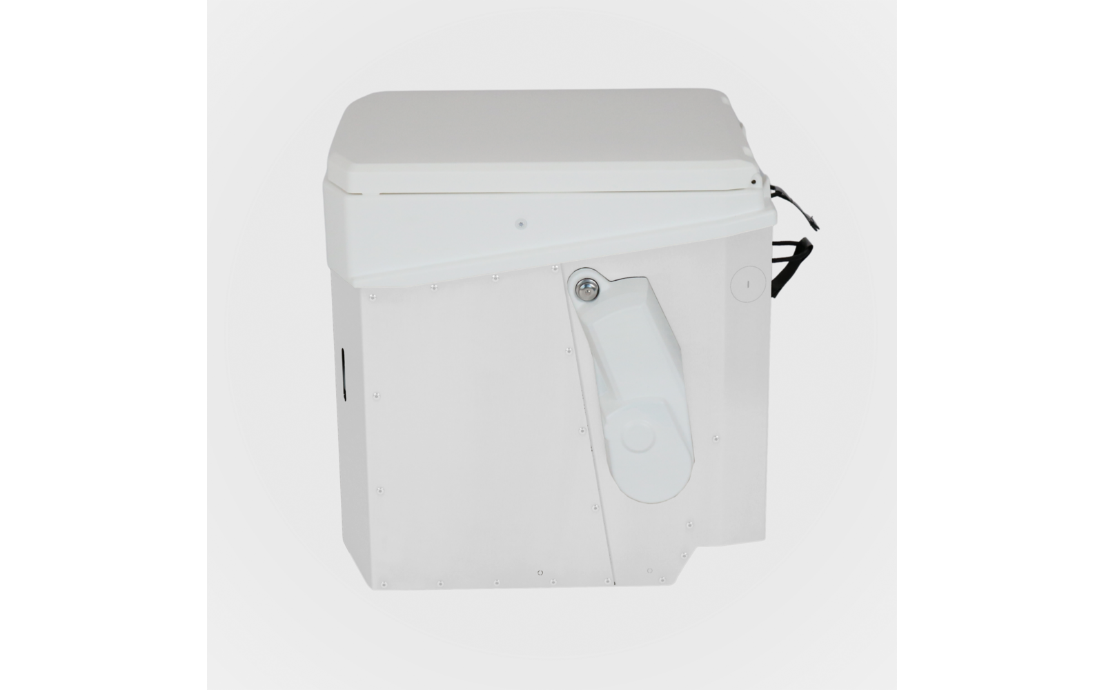 Weißes rechteckiges Gehäuse mit flachem Deckel, sichtbarer Metallbefestigung und weißem Hebel an der Vorderseite; schwarzer Gurt an der rechten Seite; heller Hintergrund