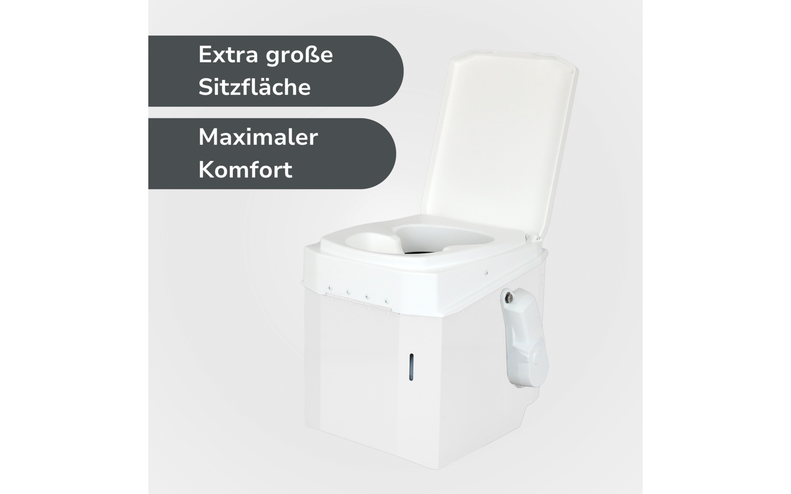 Weißer Toilettenstuhl mit geöffnetem Deckel, rechteckiger Unterbau, Toilettenpapierhalter an der rechten Seite, links zwei graue Textfelder mit 'Extra große Sitzfläche' und 'Maximaler Komfort', heller Hintergrund