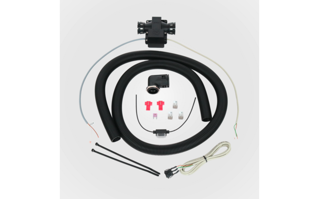 Zwei schwarze, gewellte Schläuche kreisförmig angeordnet, oben ein schwarzes rechteckiges Bauteil, ein schwarzer gebogener Anschluss, mehrere rote Steckverbinder, mehrere Metallkabelschuhe, zwei schwarze Kabelbinder, ein weißes Kabel mit schwarzem St