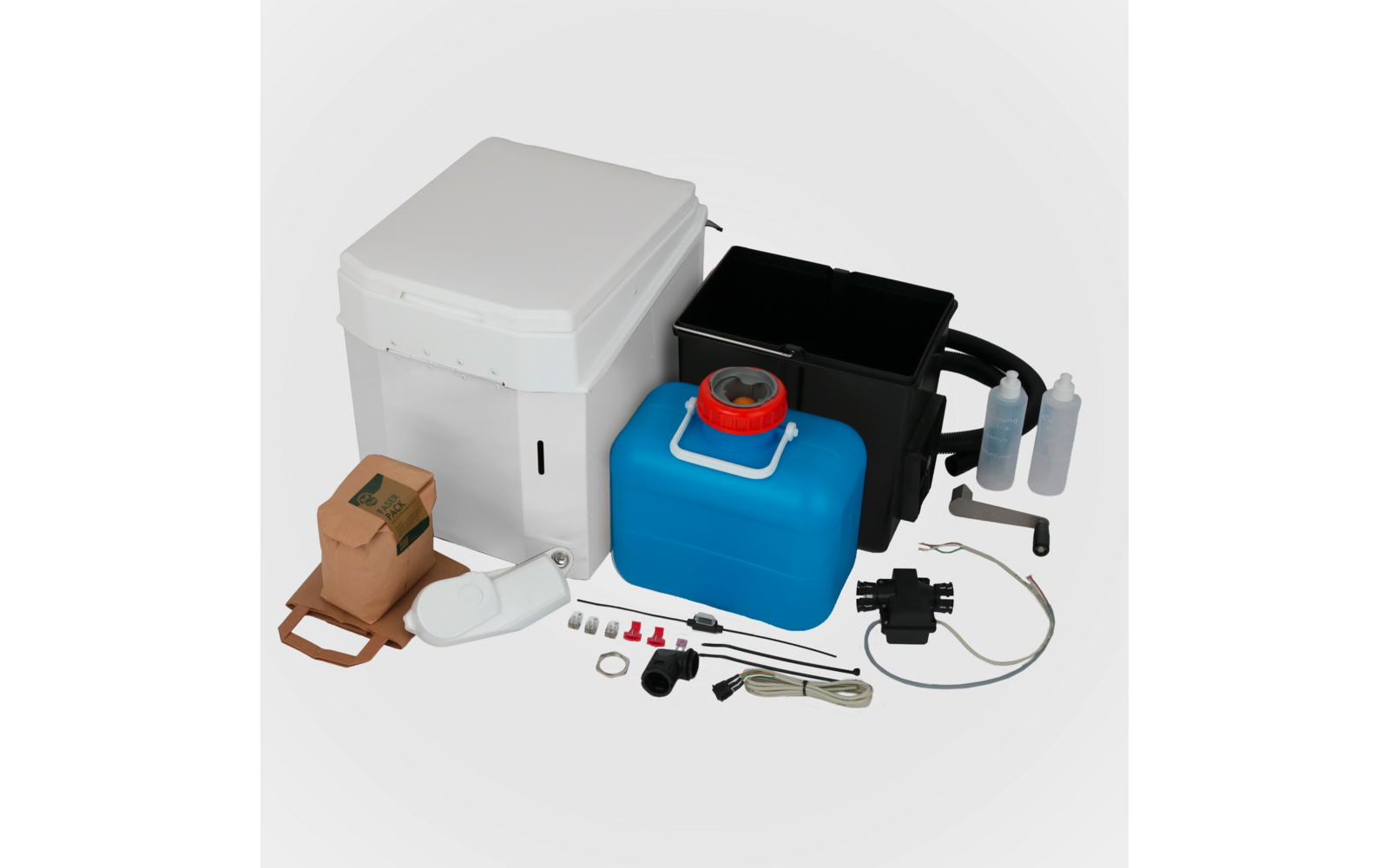 Weißer quadratischer Kunststoffbehälter mit geschlossenem Deckel, schwarzer Kunststoffkasten, blauer Kunststoffkanister mit roter Verschlusskappe und weißem Tragegriff, zwei transparente Flaschen, braune Papiertüte, weißes langes Ausgussstück, versch