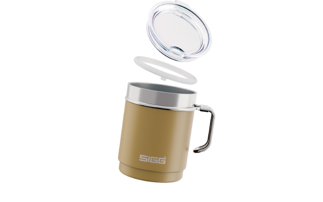 Beiger SIGG-Isolierbecher mit Metallgriff; transparente Deckelteile und weiße Dichtung oberhalb; weißer Hintergrund