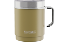 Beiger Metallbecher mit seitlichem Metallgriff, transparentem Deckel und weißem SIGG-Schriftzug auf der Vorderseite