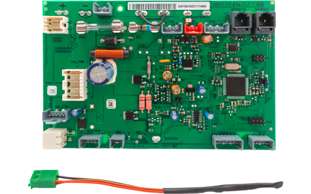 Grüne Leiterplatte mit elektronischen Bauteilen und Steckverbindern; darunter eine separate grüne Steckverbindung mit rotem und schwarzem Kabel