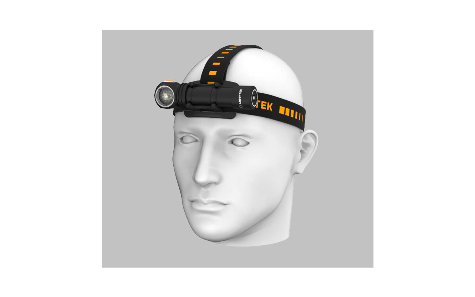 Weißer Helm mit Kopfband und montierter Stirnlampe auf einem weißen Kopfmodell