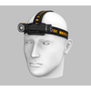 Weißer Helm mit Kopfband und montierter Stirnlampe auf einem weißen Kopfmodell