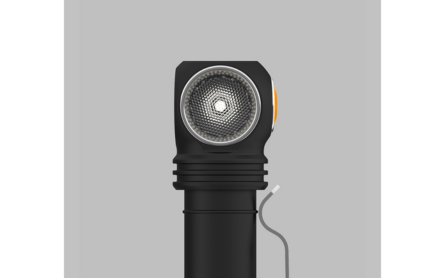 Schwarze Taschenlampe mit eingeschaltetem Licht auf grauem Hintergrund