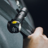 Hand hält einen Schraubenschlüssel an einer Autobatterieklemme