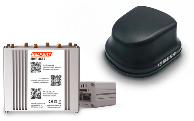 Silbernes rechteckiges Metallgehäuse mit Etikett 'SELFSAT MWR 4550', dahinter ein kleines graues Modul und rechts ein schwarzes, abgerundetes Kunststoffgehäuse