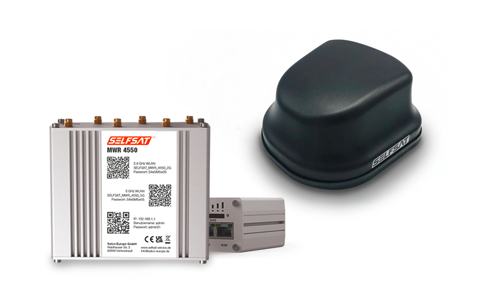 Silbernes rechteckiges Metallgehäuse mit Etikett 'SELFSAT MWR 4550', dahinter ein kleines graues Modul und rechts ein schwarzes, abgerundetes Kunststoffgehäuse