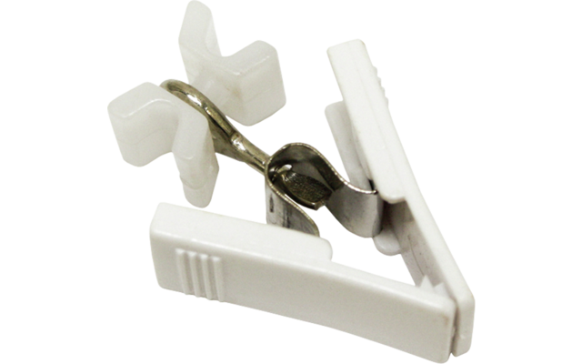 Pince en plastique blanc avec ressort métallique sur fond blanc