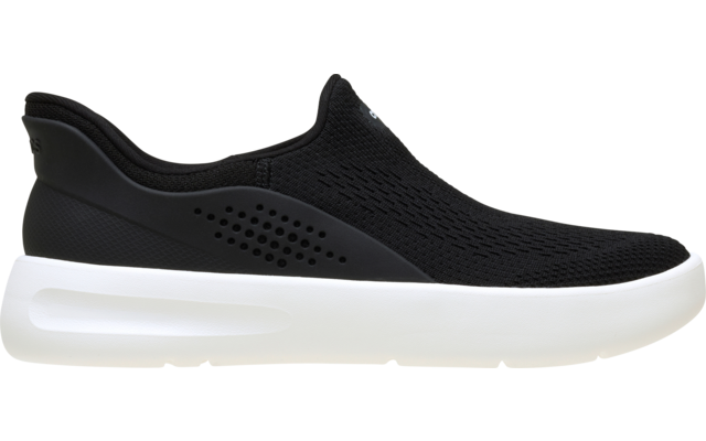 Schwarzer Slip‑on Sneaker ohne Schnürsenkel, gestricktes Obermaterial, seitliche Lochungen und weiße dicke Sohle