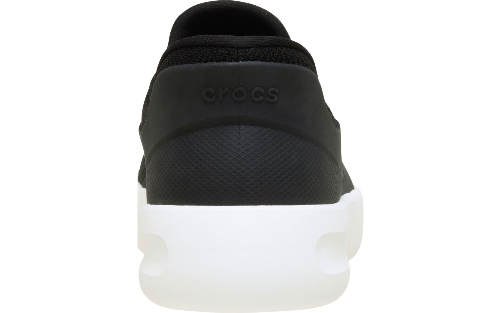 Rückansicht eines schwarzen Crocs-Schuhs mit weißer Sohle und dem eingeprägten 'crocs'-Logo am Fersenbereich