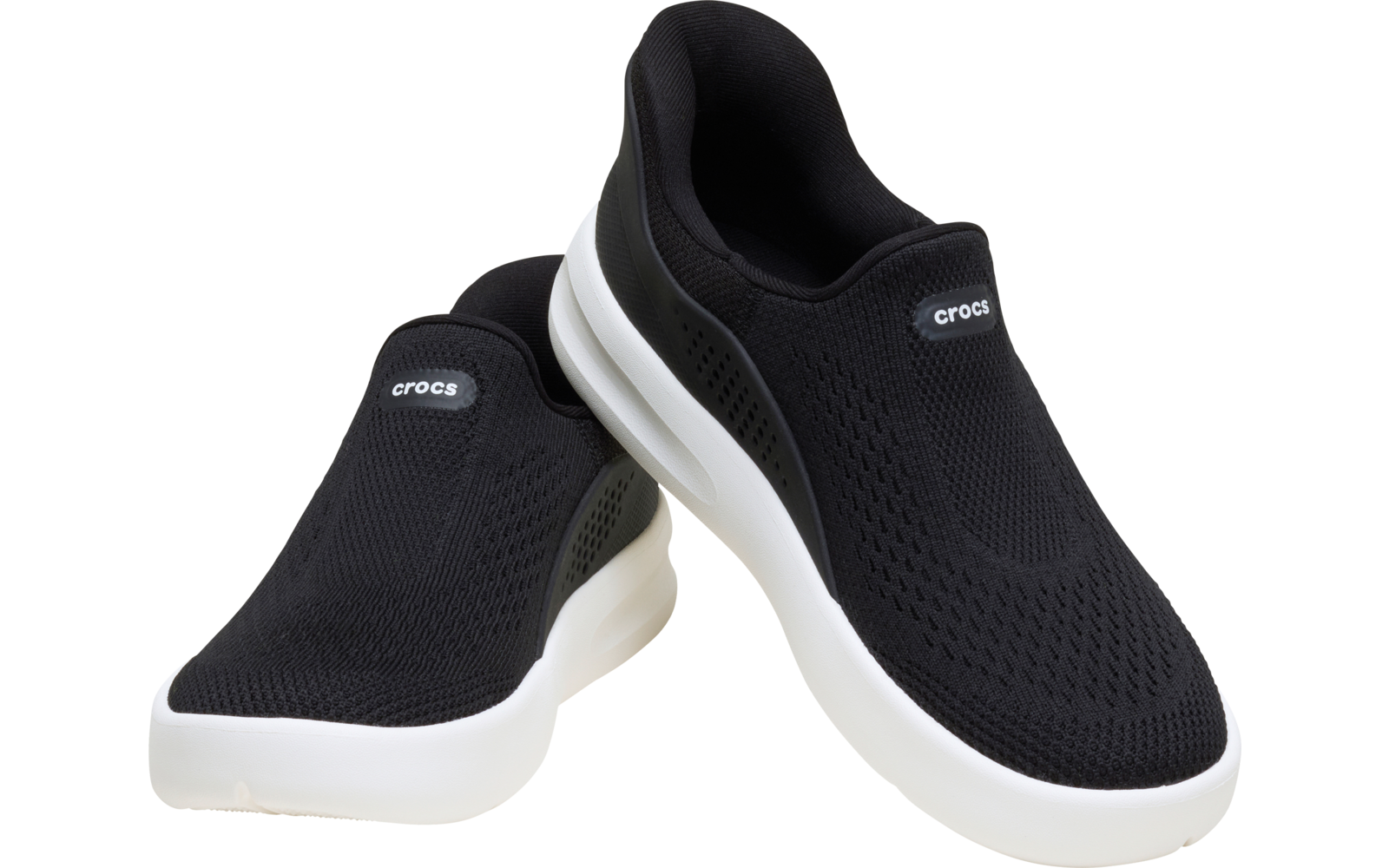 Ein Paar schwarze Slip-on-Schuhe mit gestrickter Oberfläche, weißen Sohlen und sichtbarem "crocs"-Logo auf der Oberseite