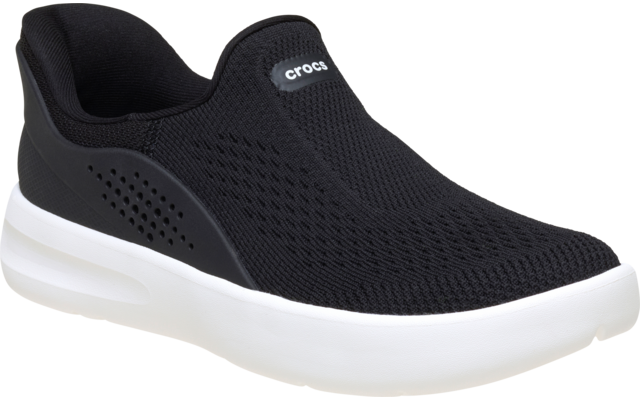 Schwarzer Slip-on-Schuh mit gestricktem Obermaterial, weißer Sohle und Markenlogo 'crocs' auf der Zunge