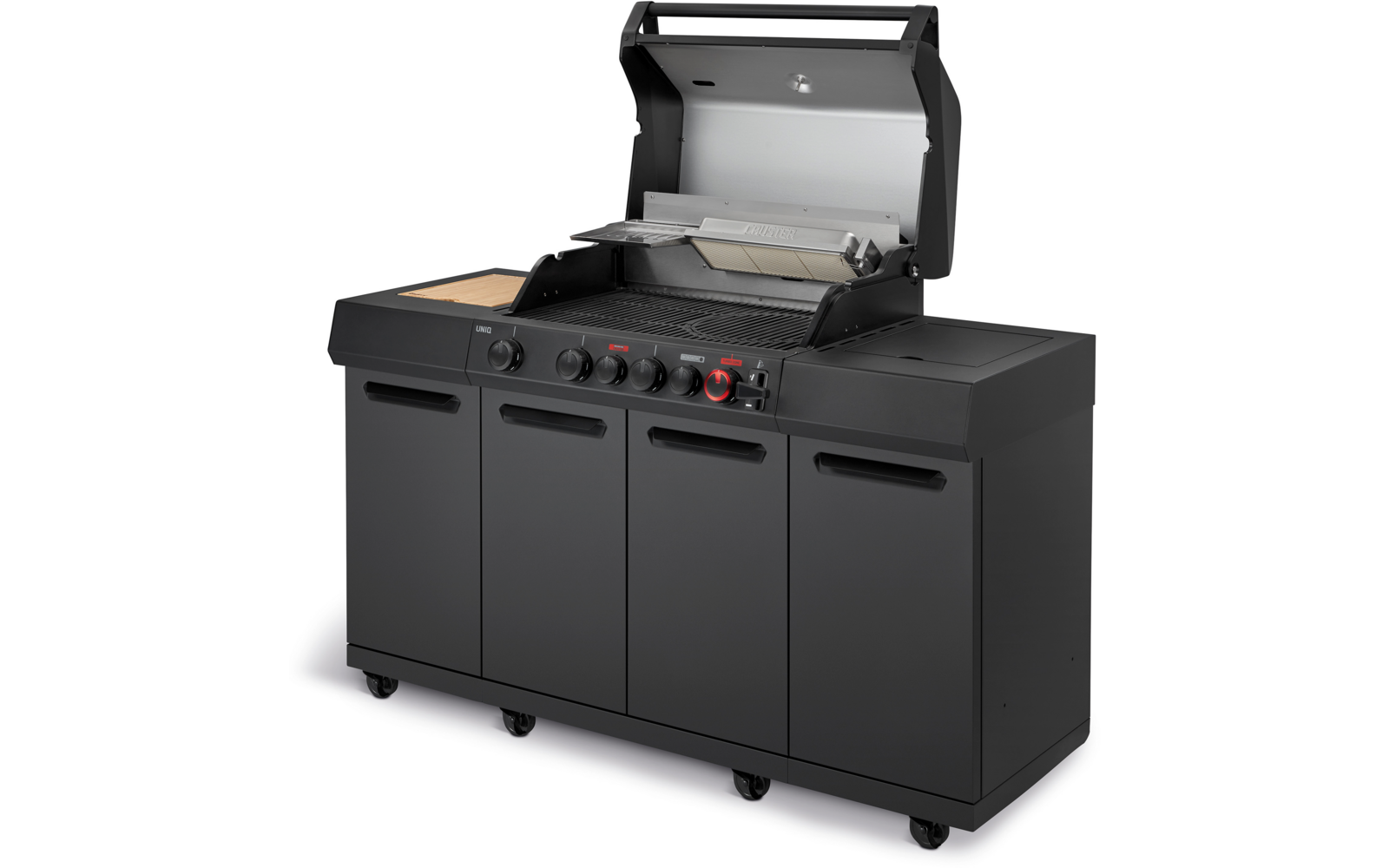 Schwarzer Gasgrill auf Unterschrank mit vier Türen, geöffneter Deckel, sichtbare Edelstahl-Innenwand und Grillroste, vier schwarze Bedienknöpfe und ein roter Knopf, zwei seitliche Ablagen, Rollen