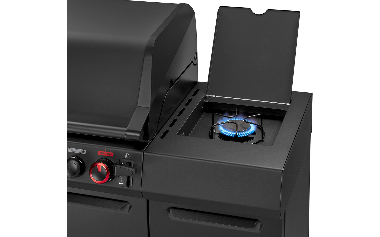 Schwarzer Grill mit geöffneter seitlicher Abdeckung, blauer Flammenring im Brenner und Bedienfeld mit Drehknöpfen