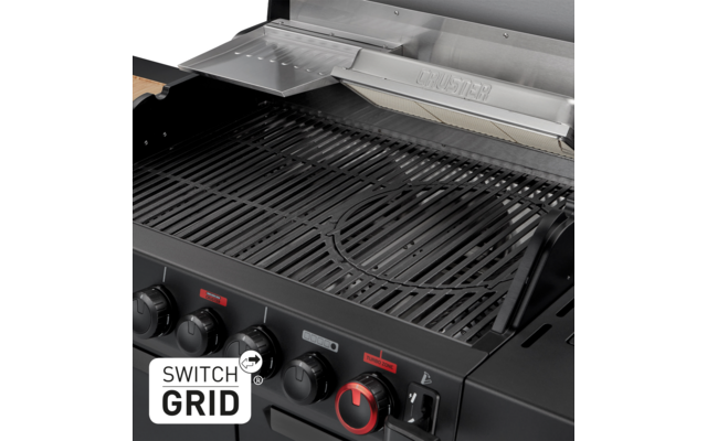 Geöffneter schwarzer Grill mit Metallgrillrost, kreisförmigem Einsatz in der Mitte, Warmhalterost unter dem Deckel, mehreren Drehreglern vorne und 'SWITCH GRID'-Logo unten links