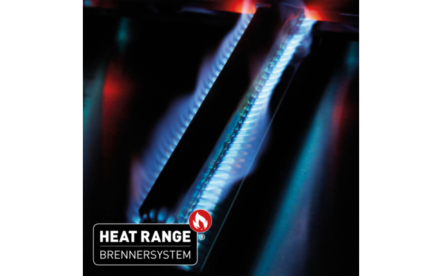 Nahaufnahme blauer Flammen entlang von zwei länglichen Metallstreifen vor dunklem Hintergrund; unten links Logo 'HEAT RANGE BRENNERSYSTEM' mit Flammensymbol