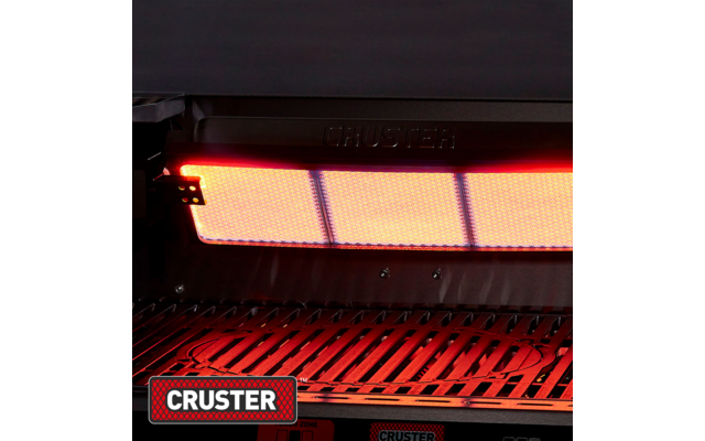 Nahaufnahme eines rot-orangenen rechteckigen Leuchtfelds über einem Metallrost, oben ist das Wort 'CRUSTER' sichtbar