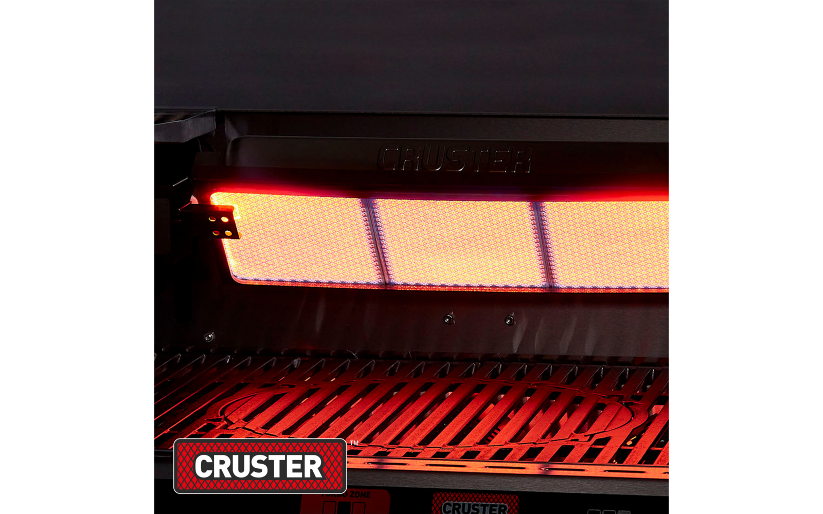 Nahaufnahme eines rot-orangenen rechteckigen Leuchtfelds über einem Metallrost, oben ist das Wort 'CRUSTER' sichtbar