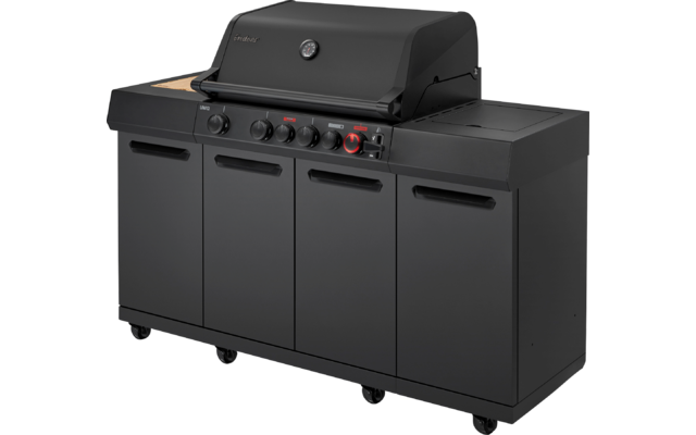 Schwarzer Gasgrill mit geschlossenem Deckel, vier Fronttüren, Bedienleiste mit Drehreglern und einem roten Knopf, Seitentischen und Rollen