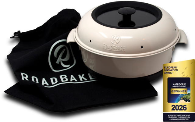 Een beige grill met een zwart deksel, naast twee zwarte stoffen zakken met de tekst 'ROADBAKER'