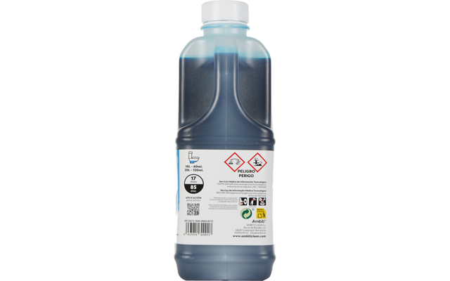 Botella de plástico semitransparente con tapa de rosca blanca que contiene líquido oscuro; etiqueta blanca con texto, código de barras y dos pictogramas rojos en rombo; fondo blanco