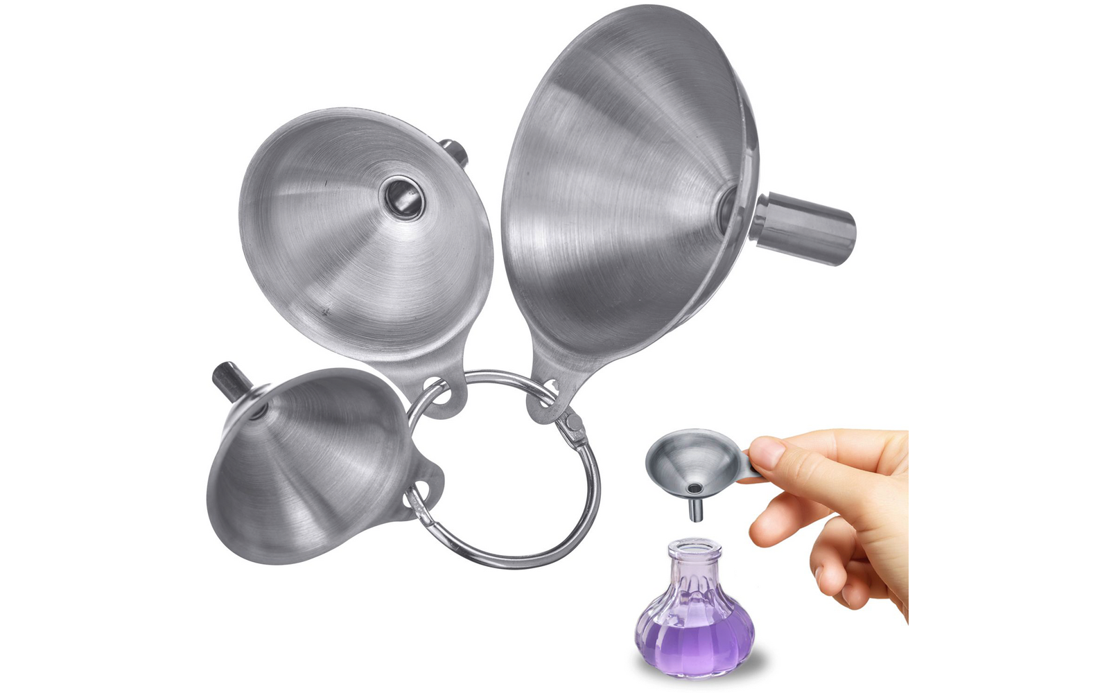 Trois entonnoirs métalliques de tailles différentes sur un anneau métallique; main tenant un petit entonnoir au-dessus d'un petit flacon en verre contenant un liquide violet