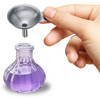 Main tenant un petit entonnoir métallique au‑dessus d'une petite bouteille en verre contenant un liquide violet