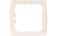 Close-up van een koffiekopje op een houten plank met een lepel en koffiebonen