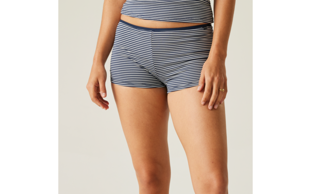 Oberkörper bis Oberschenkel einer Person in blau-weiß gestreiftem Oberteil und enganliegenden Shorts; Hände seitlich, an einer Hand ein Ring