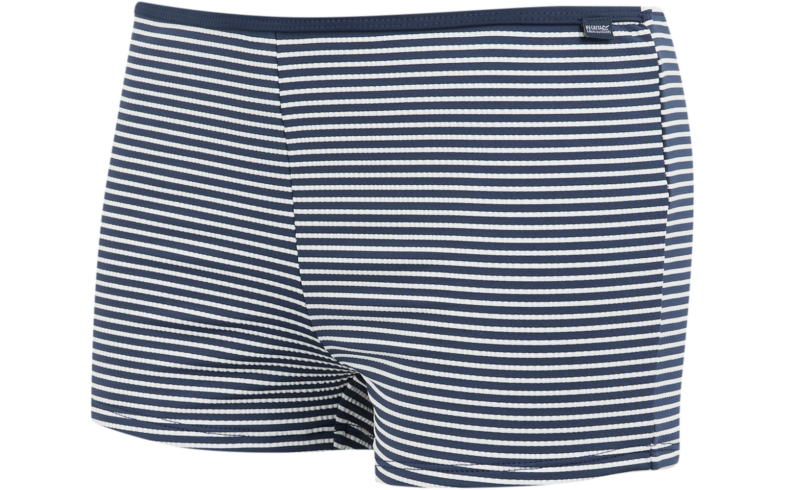 Kurze Boxershorts (Trunks) mit dunkelblauen und weißen horizontalen Streifen auf weißem Hintergrund, vordere Naht sichtbar, kleines Etikett am Bund