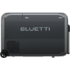 Grijs-metallic rechthoekig apparaat met groot "BLUETTI"-logo op de voorkant, ventilatierooster linksonder, diagonale structuur op het onderste paneel, wiel linksonder en draaggreep aan de rechterzijde