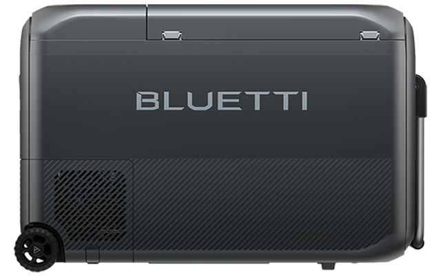 Grijs-metallic rechthoekig apparaat met groot "BLUETTI"-logo op de voorkant, ventilatierooster linksonder, diagonale structuur op het onderste paneel, wiel linksonder en draaggreep aan de rechterzijde