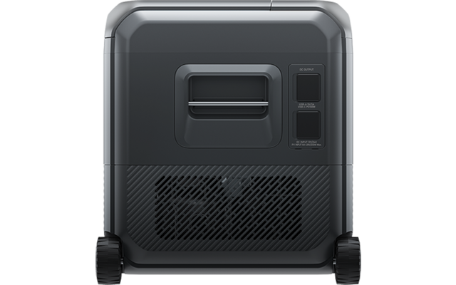 Donkergrijs rechthoekig apparaat met afgeronde hoeken, verzonken horizontale handgreep in het midden, twee rechthoekige panelen rechts, diagonaal ventilatierooster onderaan en twee wielen in de onderste hoeken