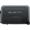 Donkergrijs rechthoekig apparaat met het witte "BLUETTI"-logo, gladde bovenkant, gestructureerd onderste deel, ventilatierooster rechts en een klein wiel rechtsonder