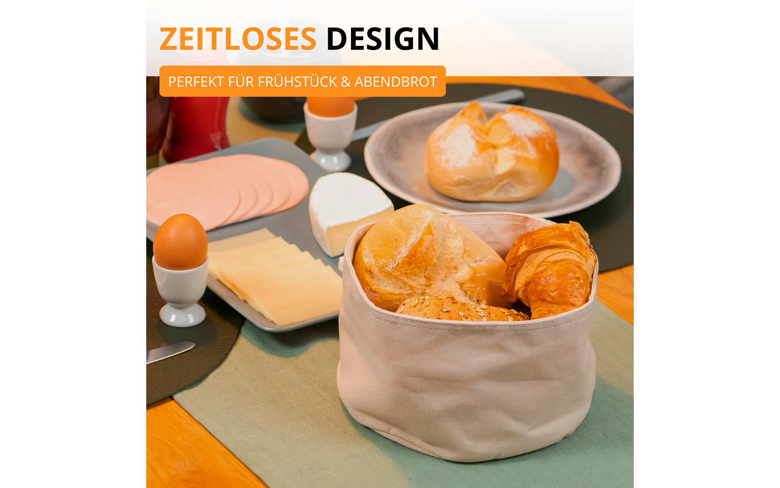 Panier en tissu avec petits pains et croissant, assiette avec petits pains, plat avec tranches de fromage et charcuterie, œuf dans un coquetier