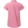 Rückenansicht eines kurzen rosa Hemds mit Kragen, kurzen Ärmeln, mittiger Rückenfalte und abgerundetem Saum