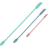 Trois longues cuillères en plastique avec extrémités spatule en vert menthe, bleu et rose sur fond blanc