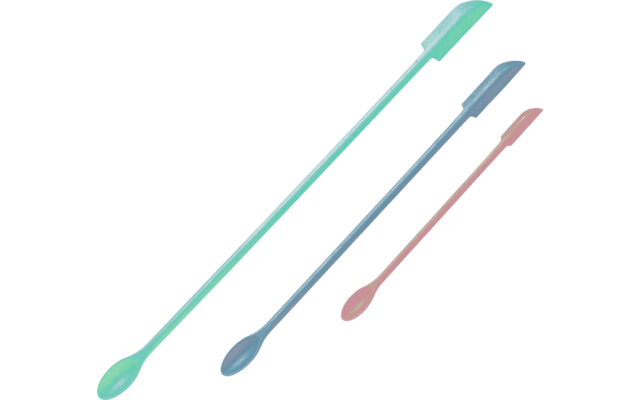 Trois longues cuillères en plastique avec extrémités spatule en vert menthe, bleu et rose sur fond blanc