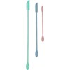 Trois longues tiges en plastique vert menthe, bleu et rose sur fond blanc ; chacune a à une extrémité une cuillère ovale et à l'autre une pointe plate et étroite