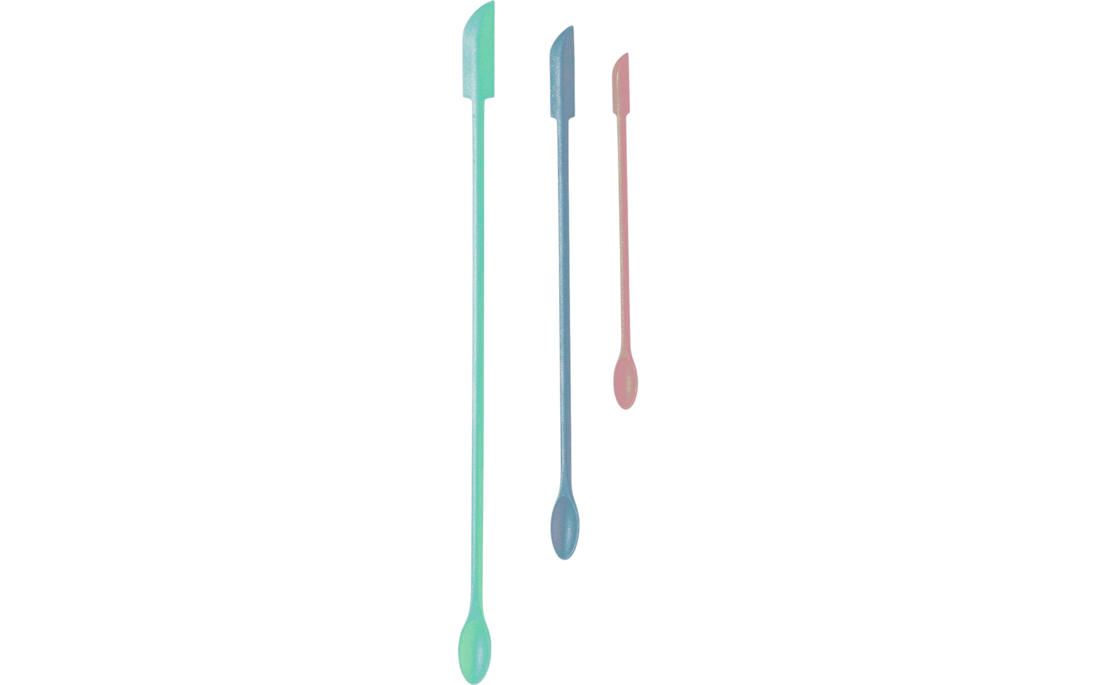 Trois longues tiges en plastique vert menthe, bleu et rose sur fond blanc ; chacune a à une extrémité une cuillère ovale et à l'autre une pointe plate et étroite