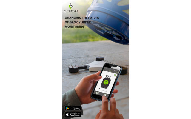 Hand hält Smartphone, auf dessen Bildschirm eine App mit grünem Gasflaschensymbol zu sehen ist; im Vordergrund ein weißes Gerät mit schwarzen Füßen auf dem Boden; oben rechts eine blaue Gasflasche; oben links SENSO-Logo und Text "CHANGING THE FUTURE 