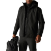 Mann trägt schwarze Jacke und hält schwarze Tasche