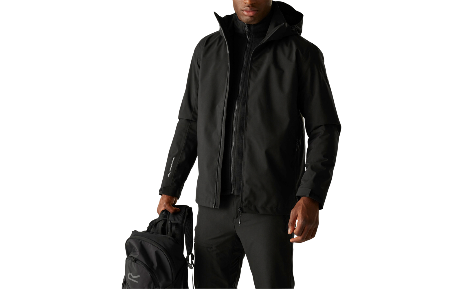 Mann trägt schwarze Jacke und hält schwarze Tasche