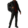 Person trägt schwarze Jacke, rotes Hemd und schwarze Hose, steht